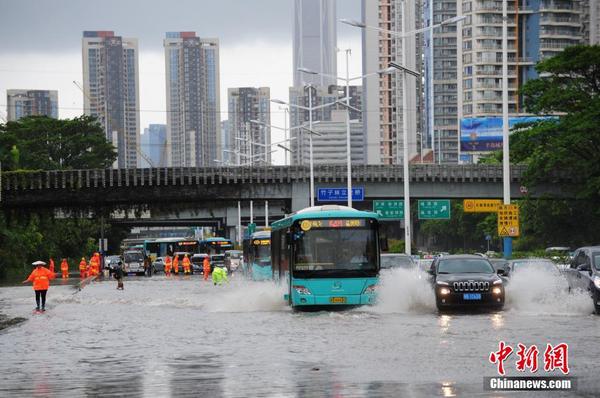 台风“妮妲”来袭 深圳部分路段积水交通受阻