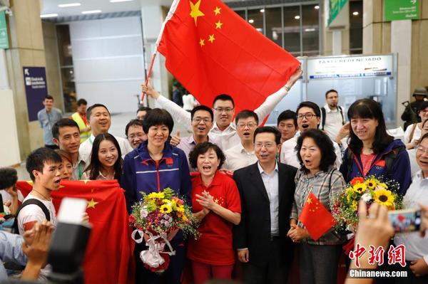 中国女排抵达里约 球迷机场夹道欢迎