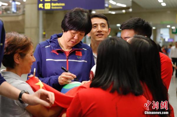 中国女排抵达里约 球迷机场夹道欢迎