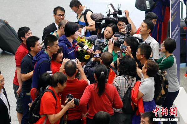 中国女排抵达里约 主教练郎平接受媒体采访