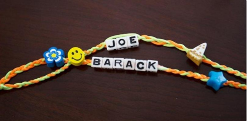 美国副总统拜登在社交网络上晒“友情手链”，祝贺奥巴马55岁生日。图片来源：拜登“推特”