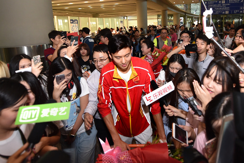 8月16日，中国游泳队结束里约奥运征程抵京。图为宁泽涛被媒体和粉丝围堵。记者 齐波 摄