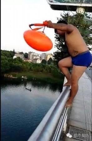 17岁少年模仿奥运跳水 25米高桥跳下致胸椎骨折