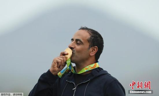 当地时间8月10日，里约奥运会男子双多向飞碟射击比赛上演逆转好戏，以个人身份参赛的科威特选手阿尔德哈尼上演大逆转，以资格赛第六名闯入半决赛的他一路过关斩将，成功夺取金牌。