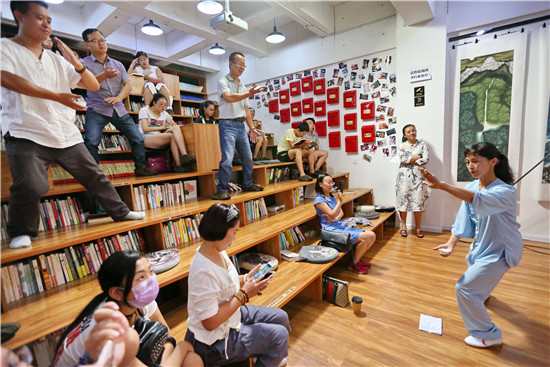 秦皇岛市岛上书店邀请太极老师和茶艺师为读者表演“茶韵太极”。视觉中国供图