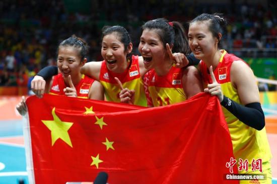 当地时间8月20日，2016里约奥运女排决赛，中国女排3:1(19:25，25:17，25:22，25:23)战胜塞尔维亚女排，在2004年拿到雅典奥运会冠军后，时隔12年再次获得奥运会冠军，这也是中国代表团在本届奥运会上的第26枚金牌。<a target='_blank' href='http://www.chinanews.com/' >中新网</a>记者 富田 摄