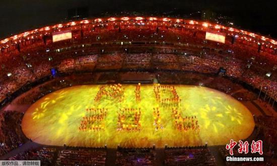 当地时间8月21日，2016里约奥运会闭幕式在马拉卡纳体育场内举行。图为歌舞表演摆出RIO2016的字样。