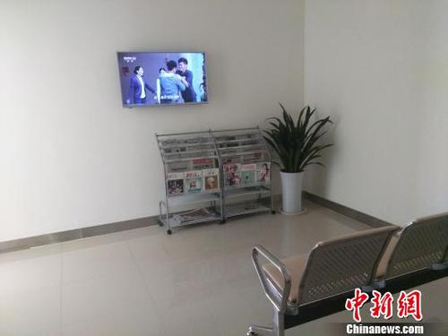 宽敞的阅览室，市民可在此看电视，读报纸。　刘林 摄