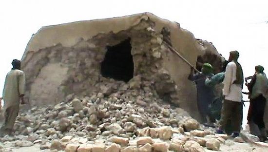 在2012年的视频截图中，激进份子在破坏廷巴克图一处陵墓古迹。（AFP）