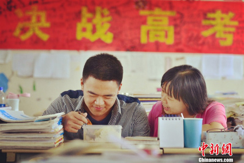 资料图：2016年2月29日下午，湖北省宜昌市夷陵中学召开高考誓师大会，该校高三近1000名师生在大会上发表“战斗宣言”，为高考最后100天努力奋斗。 李风 摄