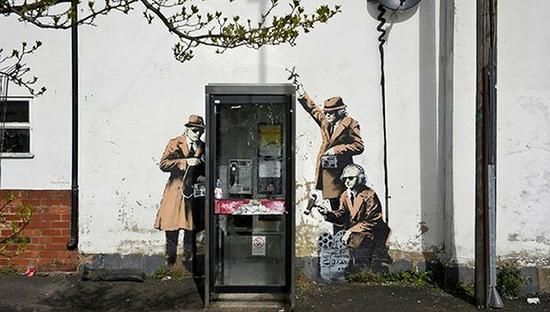 讽刺政府监听行为的《监视电话亭》出现于2014年4月，涂鸦所在房屋距离英国政府通信总部GCHQ只有数英里远。 图片来源：PA