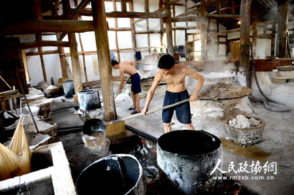 四川省自贡市燊海井的盐场内，工人在制作盐。田福良 摄