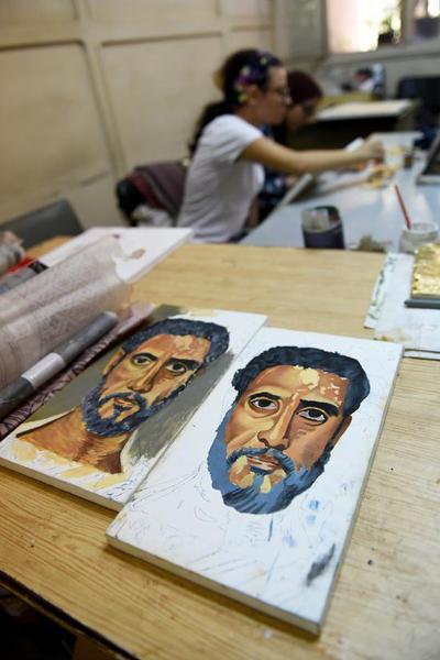 8月30日，两名女孩在埃及开罗古埃及艺术品复刻中心创作绘画作品。