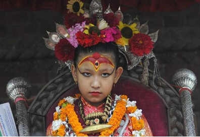 尼泊尔7岁女童当选活女神 离开世俗生活禁锢庙宇中生活10年不能与他人交谈