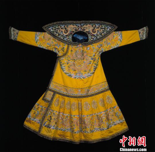 展品：明黄色缎绣彩云金龙纹男夹朝袍。　故宫博物院供图　摄