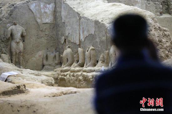 图为北庭高昌回鹘佛寺遗址吸引游客拍照。中新社记者 王小军 摄