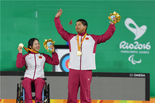 9月11日，在里约残奥会混合团体反曲弓公开级决赛中，中国组合赵理学（右）吴春艳获得金牌。