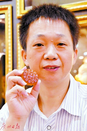 方卡东向记者展示玉石月饼。