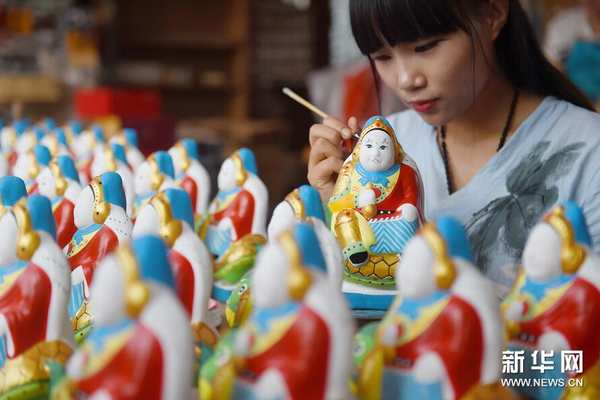9月13日，“三痴斋”泥塑工作室艺人在制作“兔儿爷”泥塑。