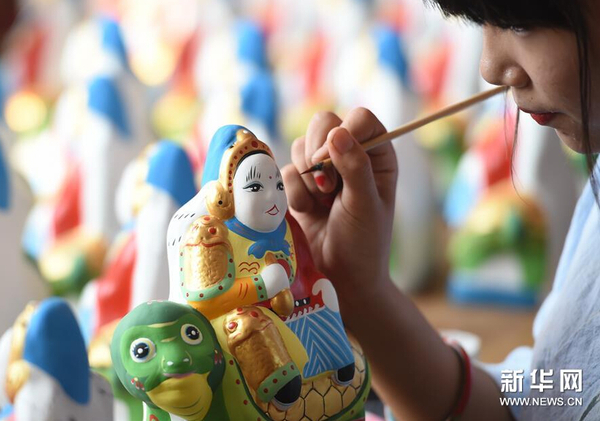 9月13日，“三痴斋”泥塑工作室艺人在制作“兔儿爷”泥塑。1