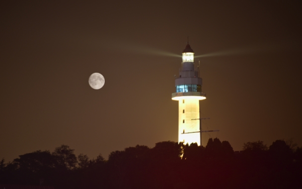 9月15日是中秋节，这是在山东省烟台市拍摄的烟台山灯塔和月亮（二次曝光）。
