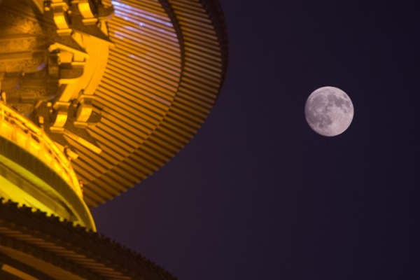 9月15日是中秋节，这是在河南省洛阳市明堂天堂景区拍摄的月亮