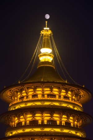 9月15日是中秋节，这是在河南省洛阳市明堂天堂景区拍摄的月亮。