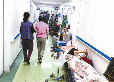 北京部分大医院急诊科床位紧张患者无奈租买折叠床