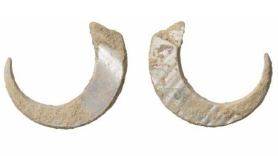考古学家发现的这对鱼钩。图片来源：美国国家科学院