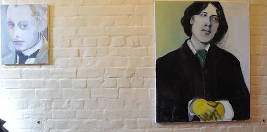 马琳·杜马斯为波西和王尔德所作肖像并排悬挂在雷丁监狱的墙壁上