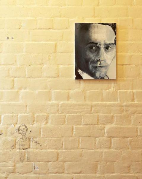 马琳·杜拉斯所作的帕索里尼肖像，一边还有囚徒留下的涂鸦