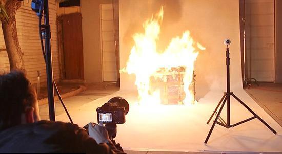 美摄影师为创作燃烧10万元路易威登旅行箱