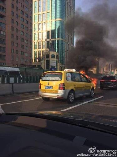 今早上海延安路高架一出租车起火 造成道路拥堵