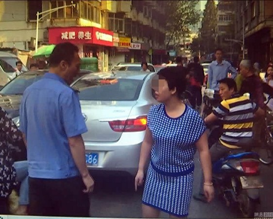 南京城管遇暴力抗法 女摊主殴打辱骂泼热水
