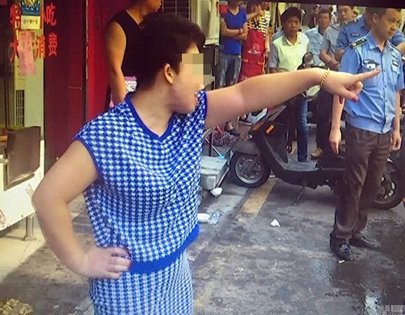 南京城管遇暴力抗法 女摊主殴打辱骂泼热水2