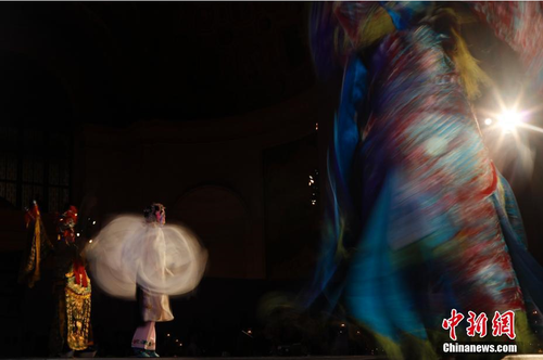 当地时间9月27日晚，华美协进社90周年庆典晚宴在纽约举行，来自北京的京剧艺术家演出了一场融合了摇滚、说唱的京剧跨界秀获得现场宾朋喝彩。 中新社记者 廖攀 摄1