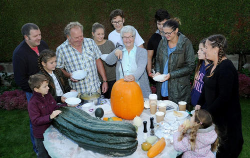 Vowles一家对自家种的蔬果颇感自豪，今年还为此特意举办了一个丰收庆祝会。