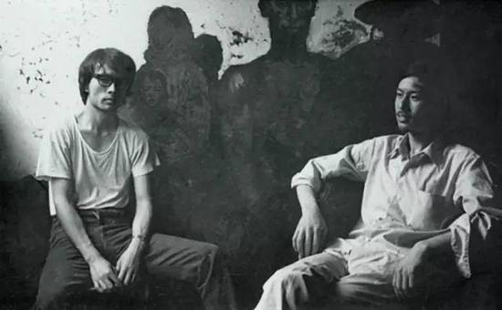 张晓刚 - 1982年，张晓刚（左）与周春芽（右）于成都