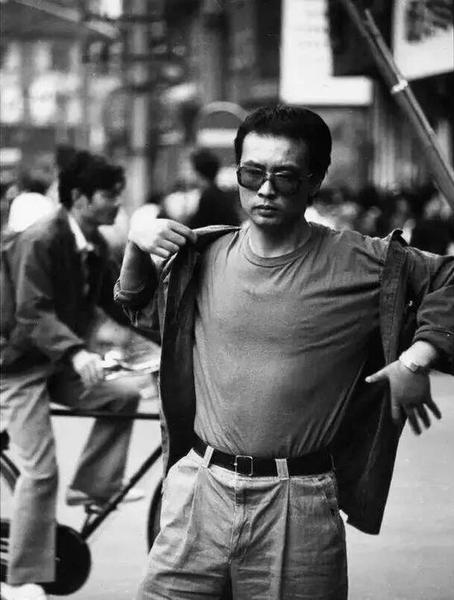 1988年，张晓刚于成都，肖全摄