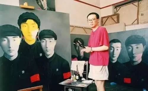 1994年，张晓刚于重庆，为圣保罗双年展进行创作