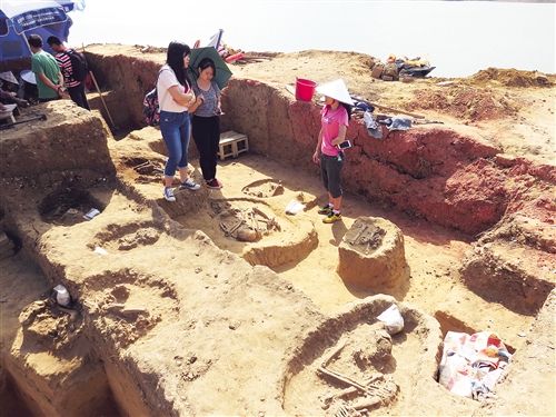 在那北咀贝丘遗址，考古专家正进行抢救性发掘
