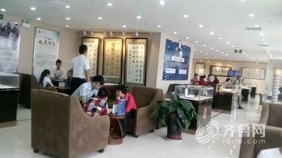 位于济宁市万达广场写字楼21楼，名叫济宁圣雅文化的收藏品公司（视频截图）