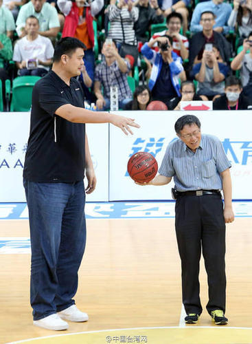 以前说起姚明的“最萌”身高差，一般都会最先想到小四。但以后，可能是台北市长柯文哲了。