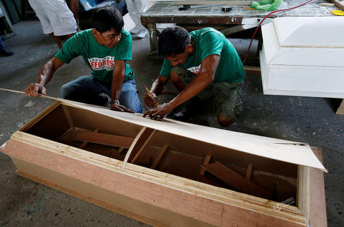 自6月以来，至少有400名涉毒人员向奥隆阿波警方自首。今后几个月，他们将通过制作棺材“自我改造”。