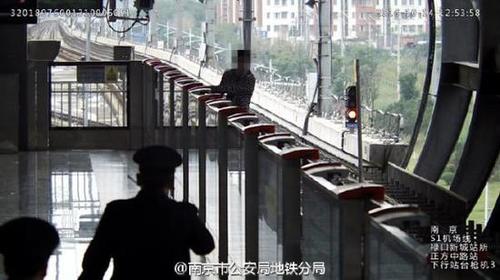 南京一大学生与女朋友吵架跳入地铁致停运3分钟