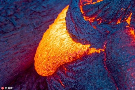 岩浆与银河完美同框 摄影师镜头捕捉