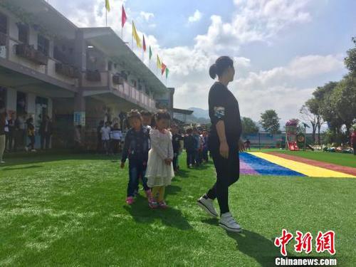 贵州：山村幼儿园实现山里娃的城市童年梦