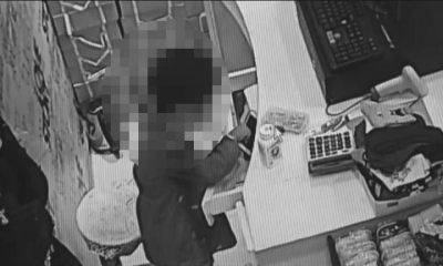 两小孩在孕妇掩护下偷手机。视频截图