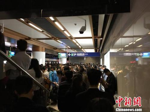 南京地铁一号线发生故障大量乘客滞留（图）