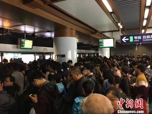 21日上午7时许，南京地铁一号线发生故障。恰遇早高峰时期，大面积乘客滞留车站。　朱晓颖 摄